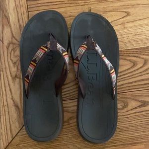 Men’s L.L Bean flip flops.